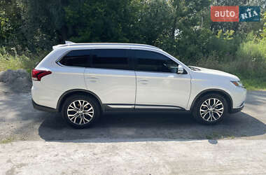 Позашляховик / Кросовер Mitsubishi Outlander 2017 в Києві