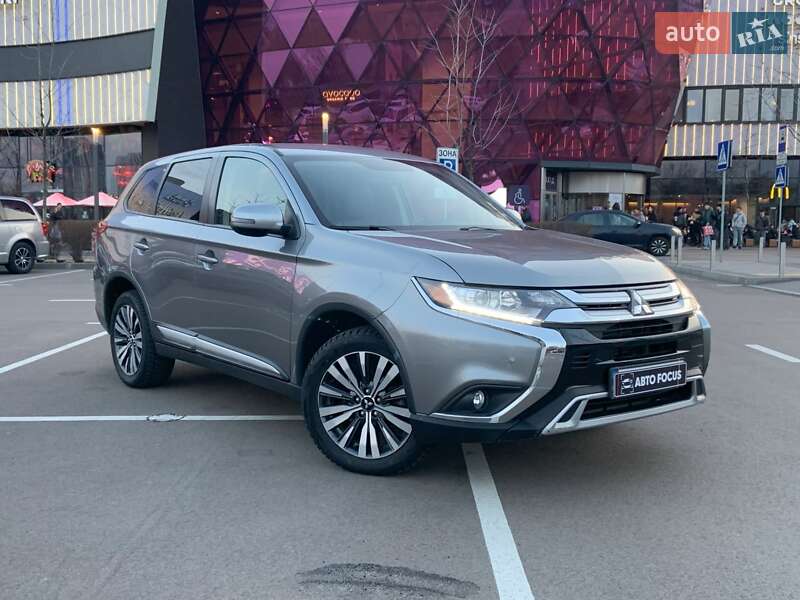 Внедорожник / Кроссовер Mitsubishi Outlander 2019 в 