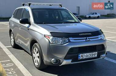 Внедорожник / Кроссовер Mitsubishi Outlander 2014 в 