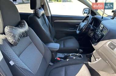 Внедорожник / Кроссовер Mitsubishi Outlander 2014 в 