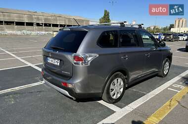 Внедорожник / Кроссовер Mitsubishi Outlander 2014 в 