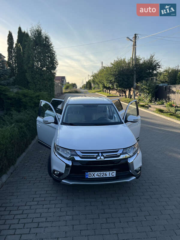 Позашляховик / Кросовер Mitsubishi Outlander 2015 в Хмельницькому