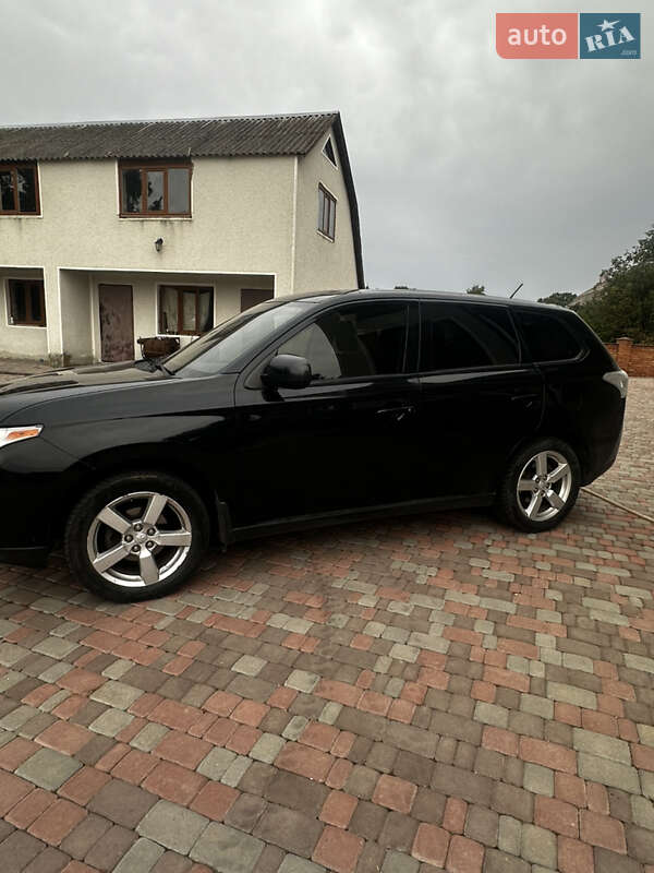 Внедорожник / Кроссовер Mitsubishi Outlander 2013 в Калиновке
