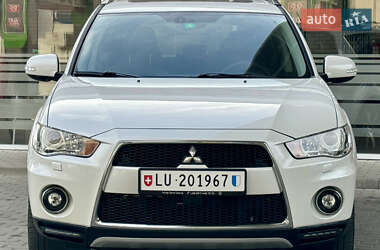 Внедорожник / Кроссовер Mitsubishi Outlander 2012 в 