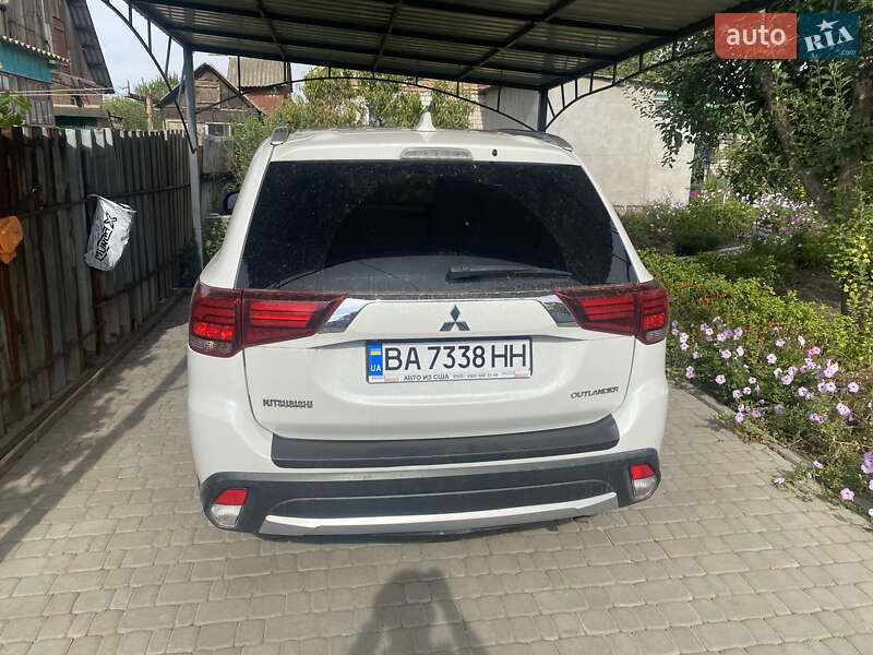 Внедорожник / Кроссовер Mitsubishi Outlander 2016 в Кропивницком