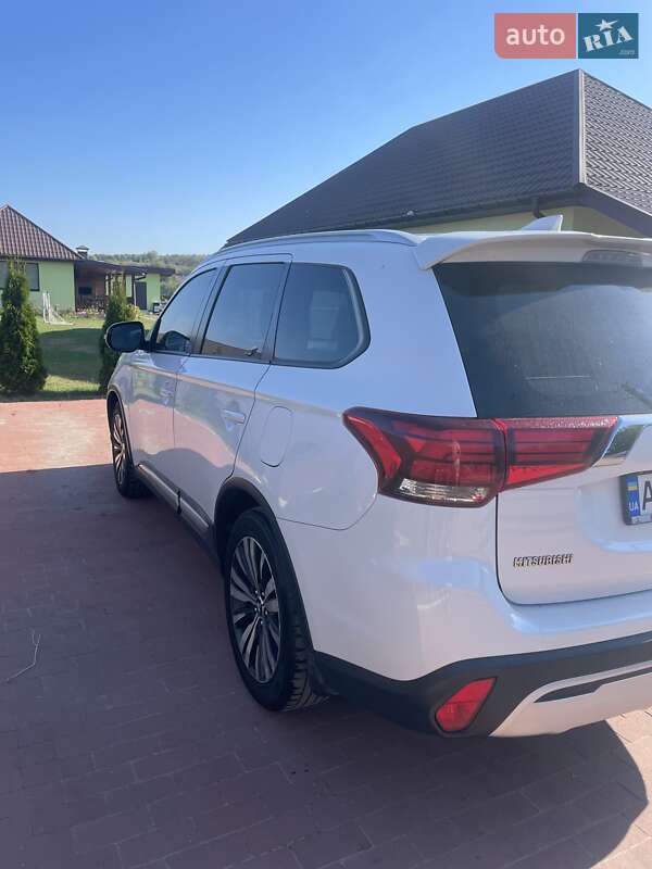 Позашляховик / Кросовер Mitsubishi Outlander 2018 в Києві