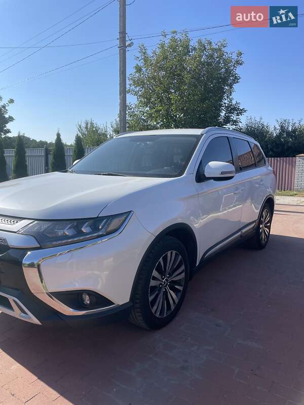 Позашляховик / Кросовер Mitsubishi Outlander 2018 в Києві