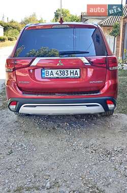 Внедорожник / Кроссовер Mitsubishi Outlander 2018 в 