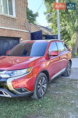 Внедорожник / Кроссовер Mitsubishi Outlander 2018 в 