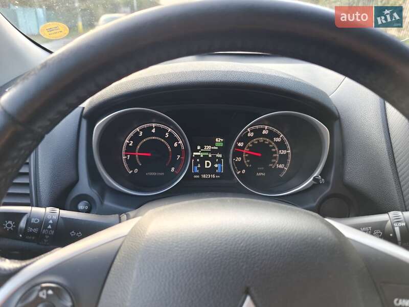 Позашляховик / Кросовер Mitsubishi Outlander 2015 в Києві