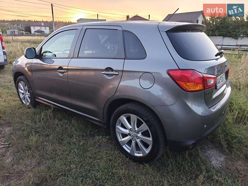 Позашляховик / Кросовер Mitsubishi Outlander 2015 в Києві