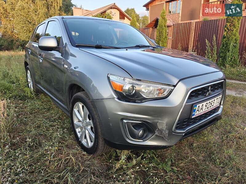 Позашляховик / Кросовер Mitsubishi Outlander 2015 в Києві