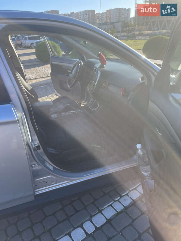 Позашляховик / Кросовер Mitsubishi Outlander 2013 в Львові