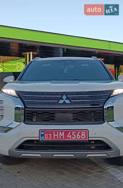 Внедорожник / Кроссовер Mitsubishi Outlander 2022 в 