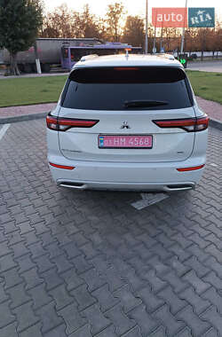 Внедорожник / Кроссовер Mitsubishi Outlander 2022 в 