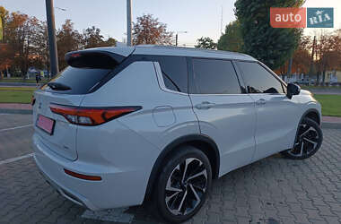 Внедорожник / Кроссовер Mitsubishi Outlander 2022 в 