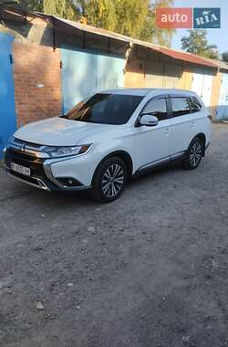 Внедорожник / Кроссовер Mitsubishi Outlander 2019 в Полтаве