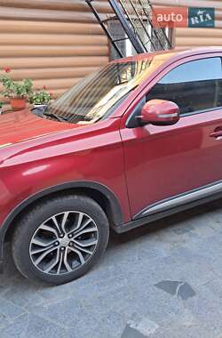 Внедорожник / Кроссовер Mitsubishi Outlander 2016 в Жашкове