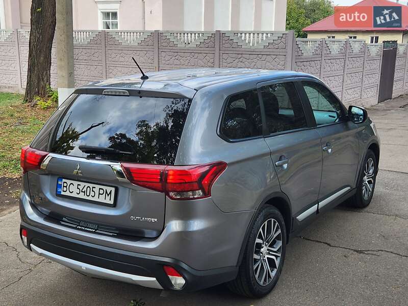 Внедорожник / Кроссовер Mitsubishi Outlander 2016 в Каменском