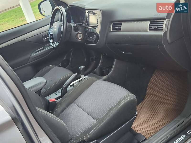 Внедорожник / Кроссовер Mitsubishi Outlander 2016 в Каменском