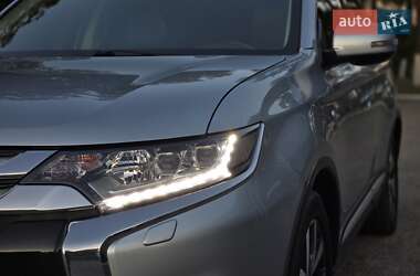 Внедорожник / Кроссовер Mitsubishi Outlander 2015 в 