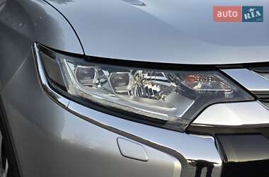 Внедорожник / Кроссовер Mitsubishi Outlander 2015 в 