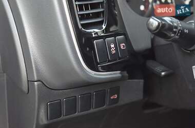 Внедорожник / Кроссовер Mitsubishi Outlander 2015 в 