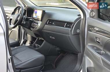 Внедорожник / Кроссовер Mitsubishi Outlander 2015 в 