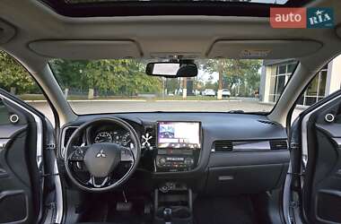 Внедорожник / Кроссовер Mitsubishi Outlander 2015 в 