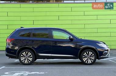 Внедорожник / Кроссовер Mitsubishi Outlander 2020 в 