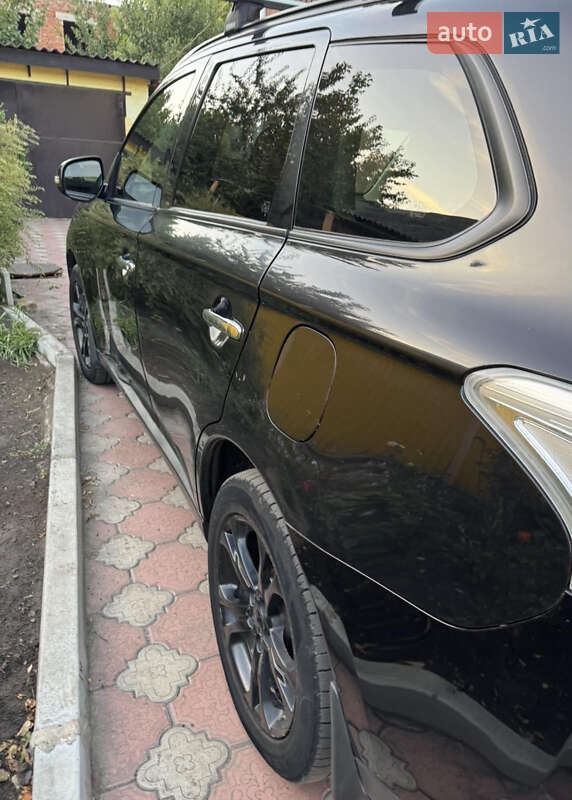 Внедорожник / Кроссовер Mitsubishi Outlander 2012 в Краснограде