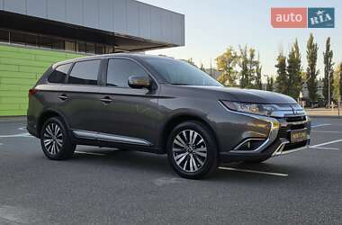 Внедорожник / Кроссовер Mitsubishi Outlander 2018 в 
