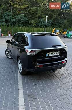 Внедорожник / Кроссовер Mitsubishi Outlander 2013 в 