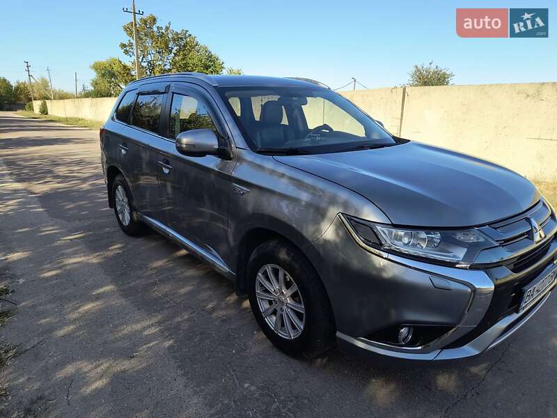 Позашляховик / Кросовер Mitsubishi Outlander 2016 в Кропивницькому