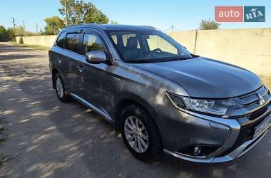Внедорожник / Кроссовер Mitsubishi Outlander 2016 в 
