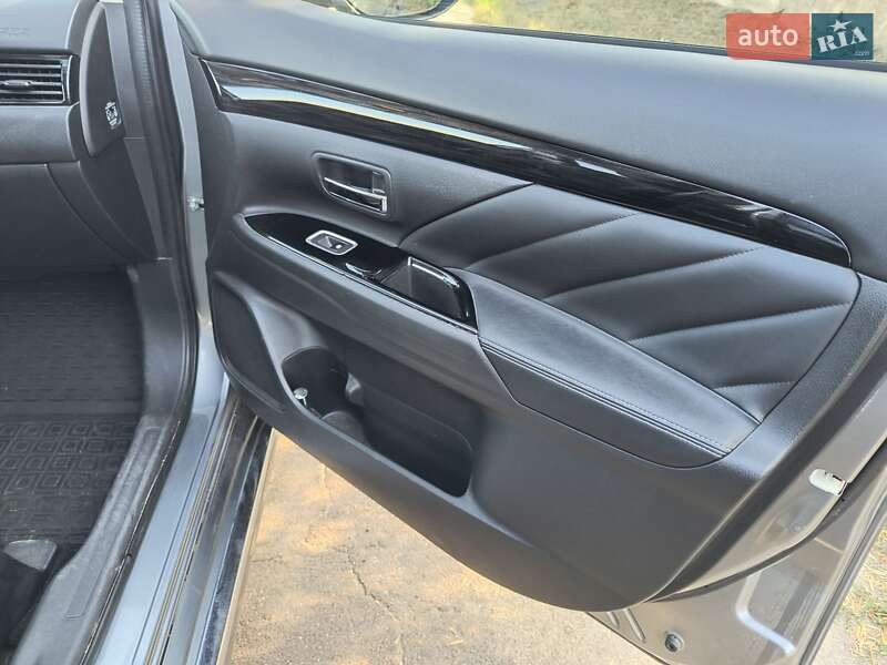 Позашляховик / Кросовер Mitsubishi Outlander 2016 в Кропивницькому