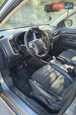 Внедорожник / Кроссовер Mitsubishi Outlander 2016 в 