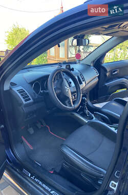 Внедорожник / Кроссовер Mitsubishi Outlander 2011 в 