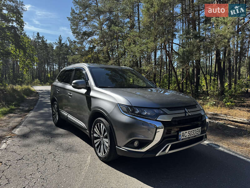 Позашляховик / Кросовер Mitsubishi Outlander 2020 в Києві