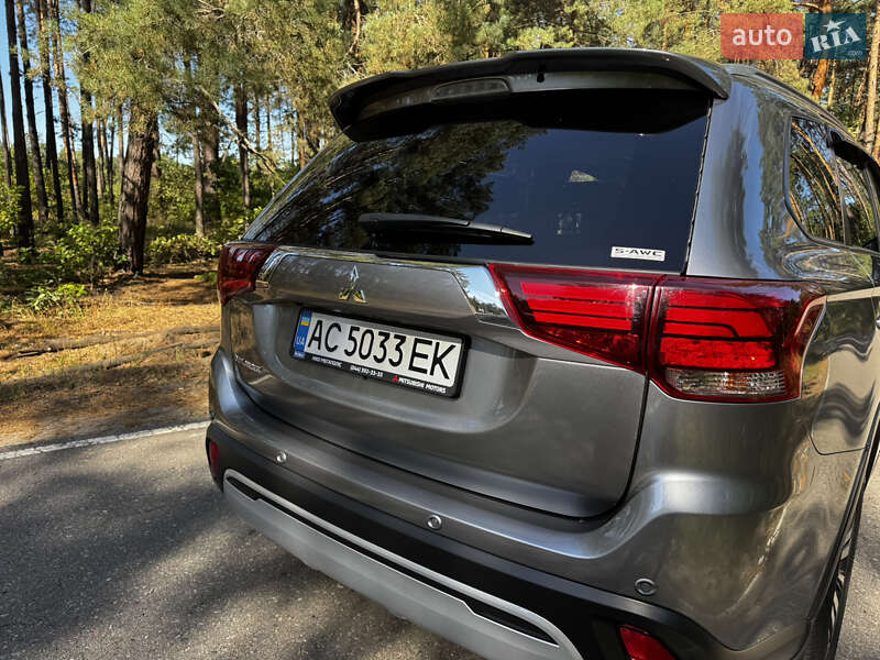 Позашляховик / Кросовер Mitsubishi Outlander 2020 в Києві
