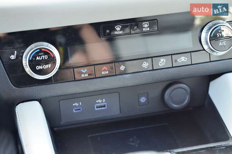 Позашляховик / Кросовер Mitsubishi Outlander 2023 в Києві