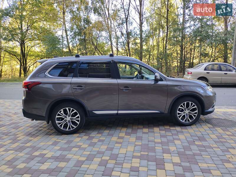 Внедорожник / Кроссовер Mitsubishi Outlander 2017 в Чернигове