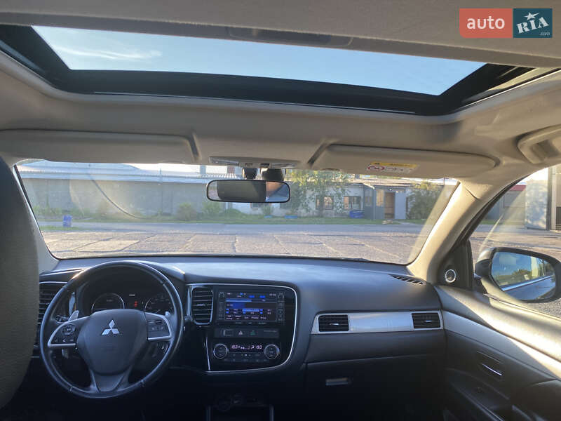 Внедорожник / Кроссовер Mitsubishi Outlander 2013 в Нововолынске