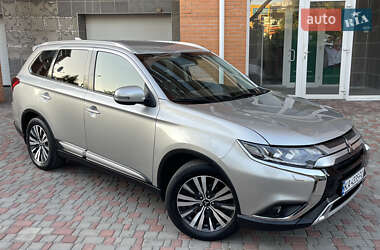 Внедорожник / Кроссовер Mitsubishi Outlander 2020 в 