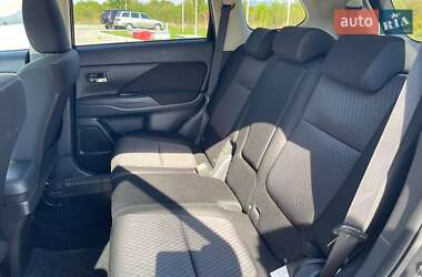 Внедорожник / Кроссовер Mitsubishi Outlander 2013 в 