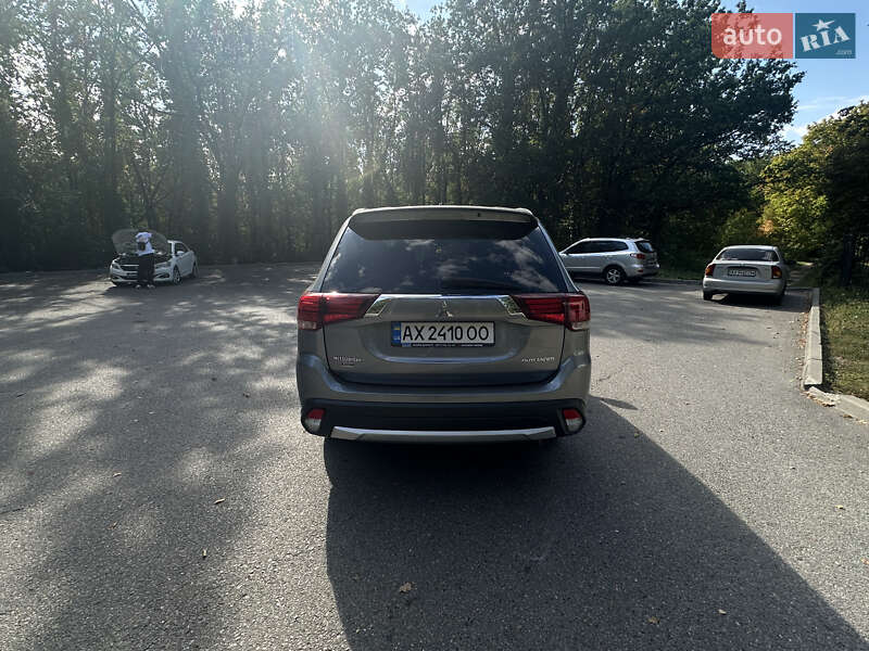 Внедорожник / Кроссовер Mitsubishi Outlander 2016 в Харькове