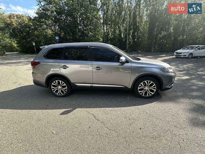 Внедорожник / Кроссовер Mitsubishi Outlander 2016 в Харькове