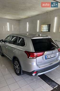 Внедорожник / Кроссовер Mitsubishi Outlander 2018 в 