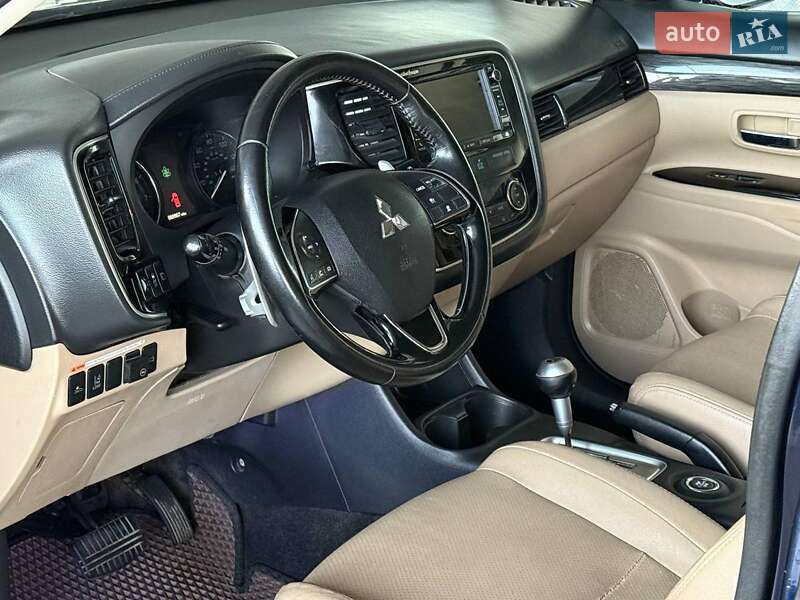 Позашляховик / Кросовер Mitsubishi Outlander 2016 в Одесі