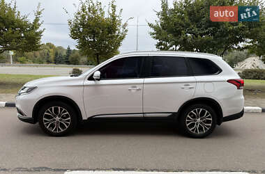Внедорожник / Кроссовер Mitsubishi Outlander 2015 в 